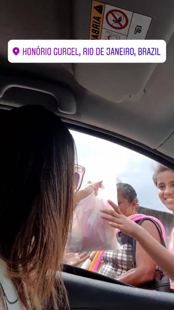 Anitta entrega doces no dia de São Cosme e Damião