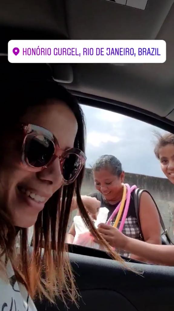 Anitta entrega doces no dia de São Cosme e Damião