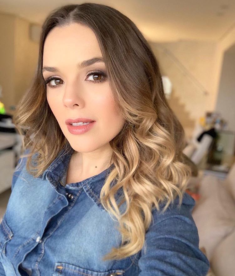 Thaeme Mariôto muda o visual e aparece com fios mais claros