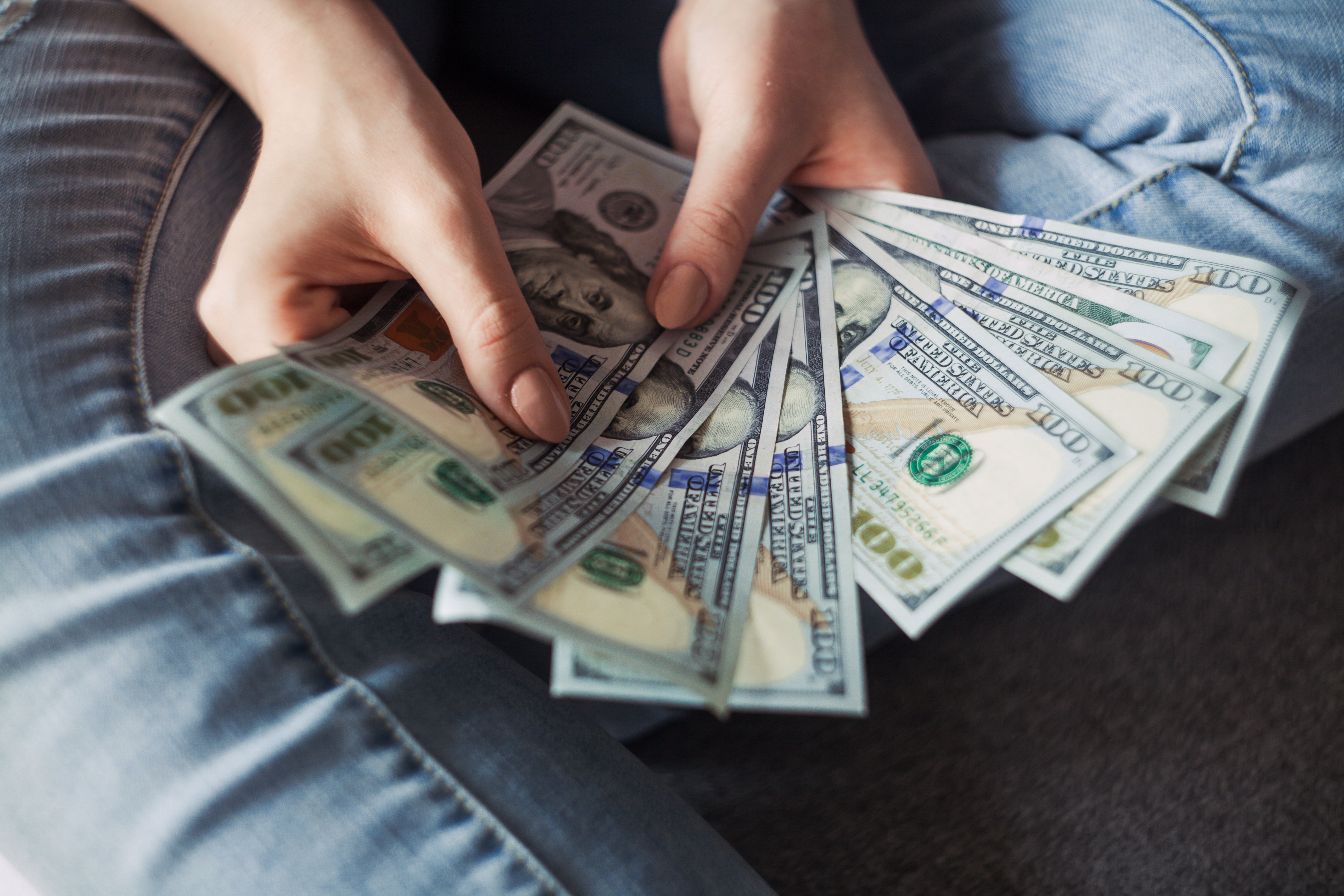 Casal é processado após gastar US$ 120 mil depositados por engano