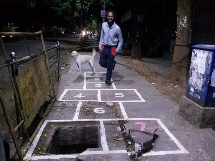 Este artista indiano transforma ruas esburacas em pinturas para conseguir chamar a atenção das autoridades