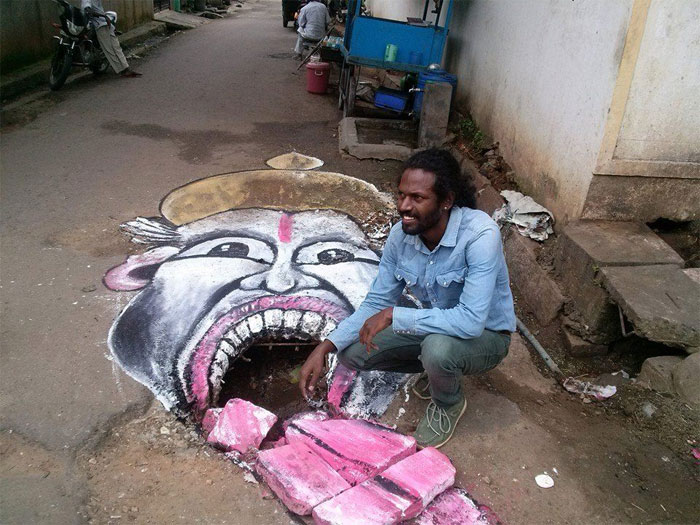 O pintor Baadal Nanjundaswamy viralizou nas redes sociais com seus trabalhos criativos, ácidos e realistas, que expõem as péssimas condições das vias indianas. Com bom humor, ele conseguiu atrair a atenção das autoridades e providenciar reparos em algumas ruas