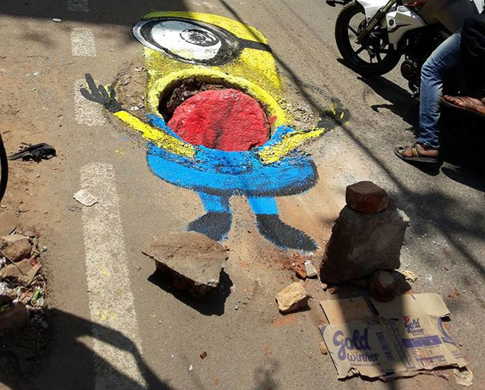 Este artista indiano transforma ruas esburacas em pinturas para conseguir chamar a atenção das autoridades