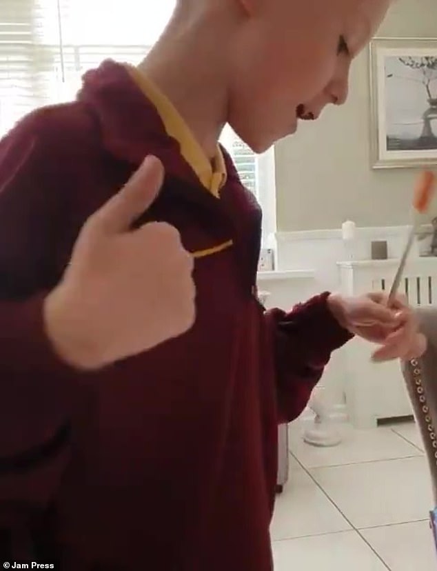 Menino autista de 9 anos canta Aleluia e surpreende o mundo todo