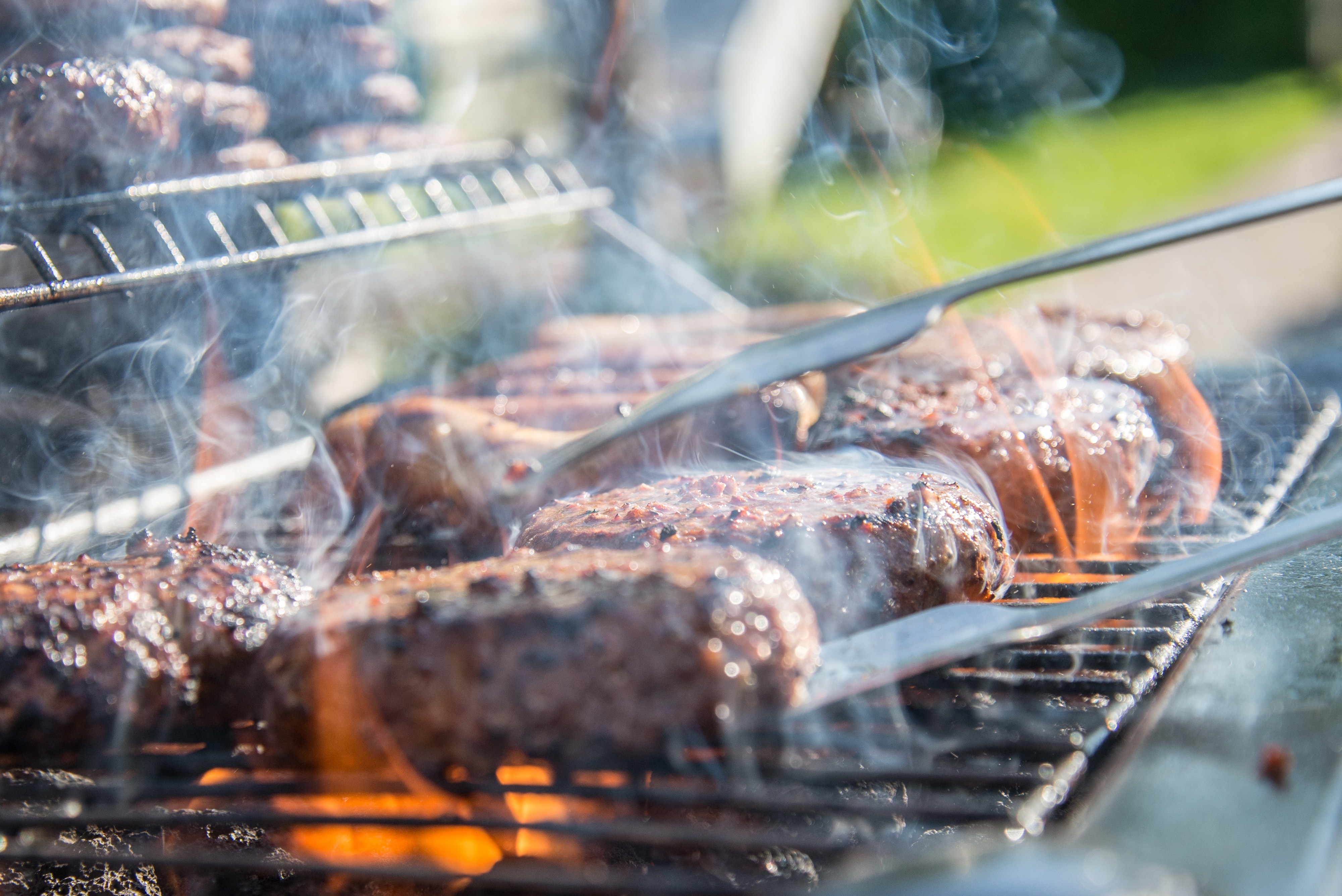 Mulher vegana processa vizinhos por causa do cheiro do churrasco