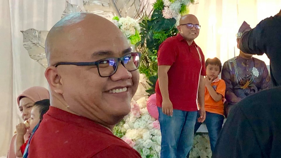 Homem encontra 'gêmeo perdido' durante casamento de amigo