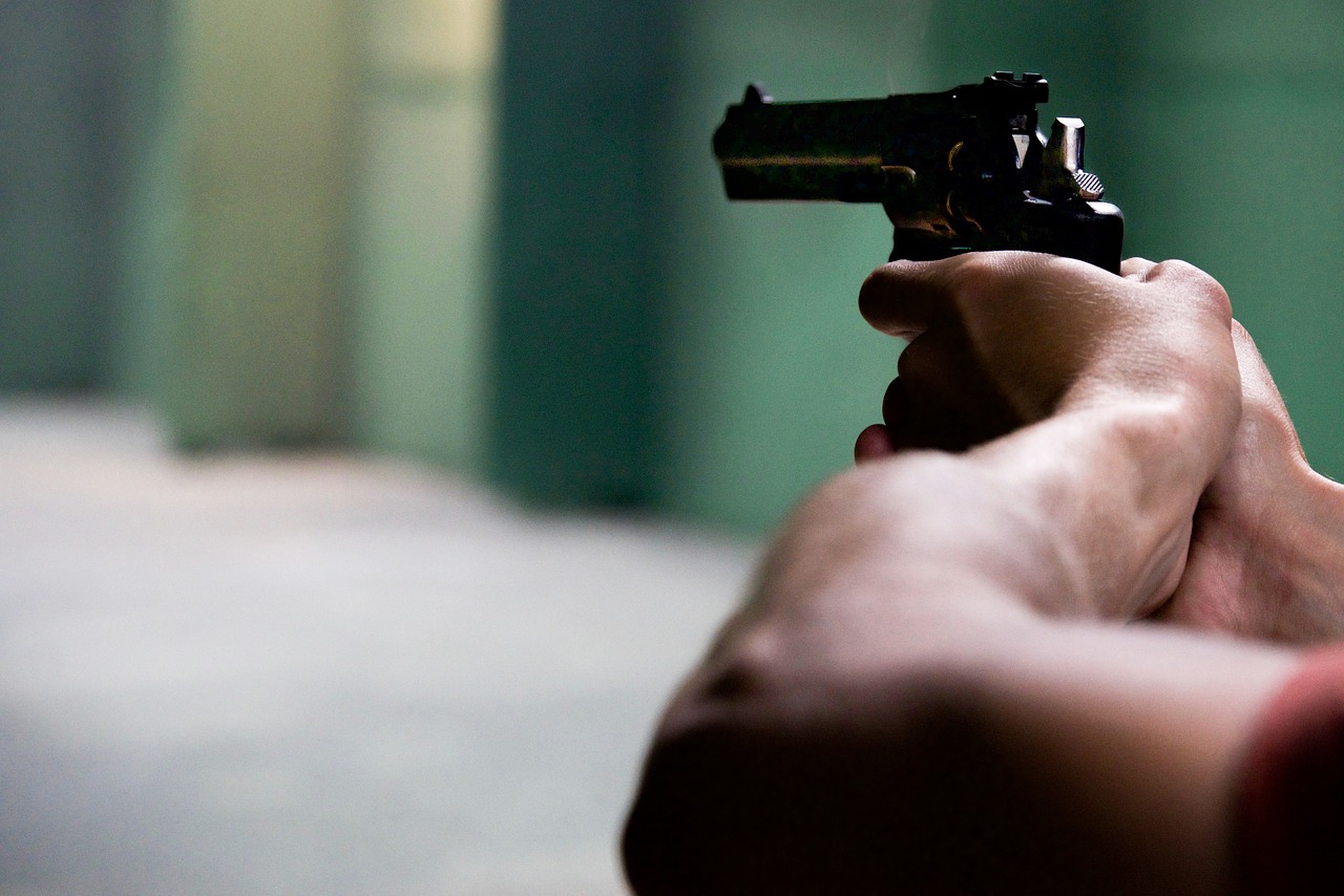 Mãe atira acidentalmente em filha ao confundi-la com invasor