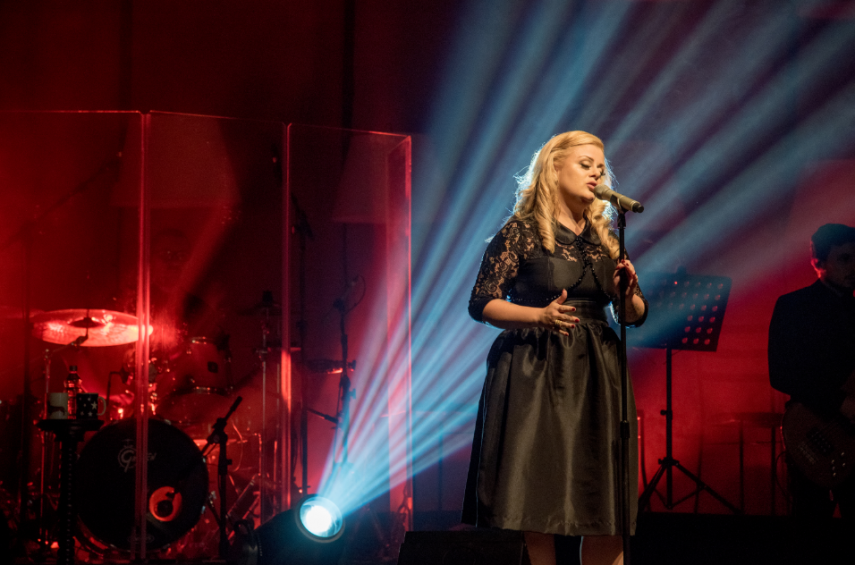 Adele se disfarça e surpreende cantoras em concurso de covers