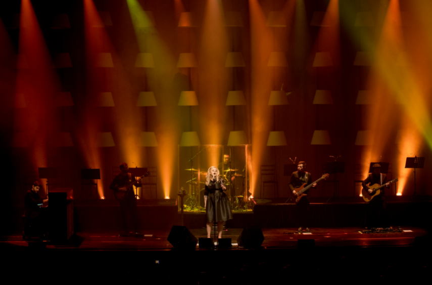 O cenário do show é inspirado no DVD 'Live at the Royal Albert Hall', de 2011