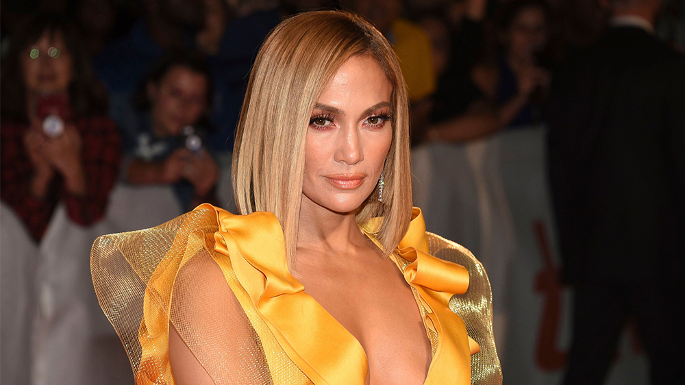 Jennifer Lopez se desequilibra e quase cai de sacada durante festival