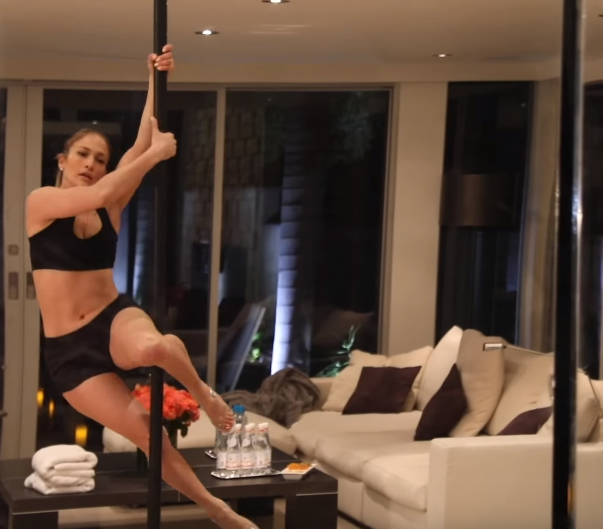 Jennifer Lopez treina pole dance para 'As Golpistas'