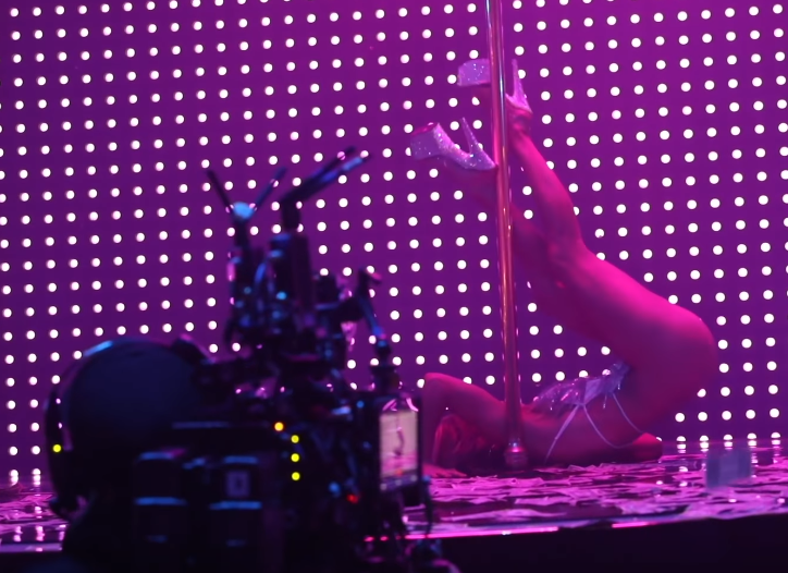 Jennifer Lopez treina pole dance para 'As Golpistas'