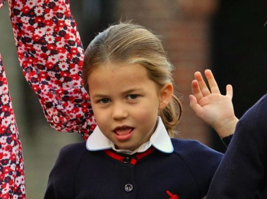 Princesa Charlotte chega tímida ao primeiro dia de aula