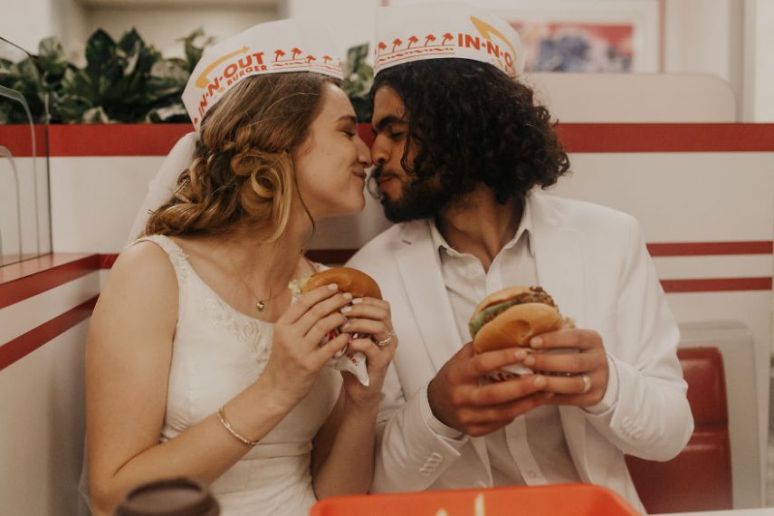Casal faz ensaio em hamburgueria após casamento