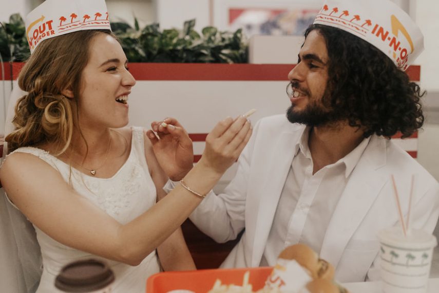 Casal faz ensaio em hamburgueria após casamento