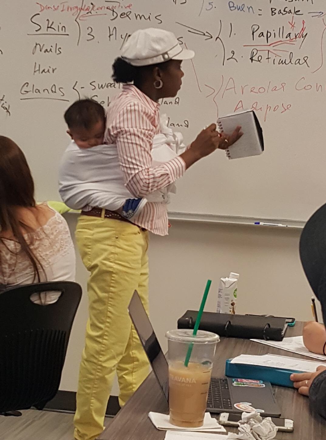 Professora viraliza após carregar bebê de aluna durante aula de 3 horas