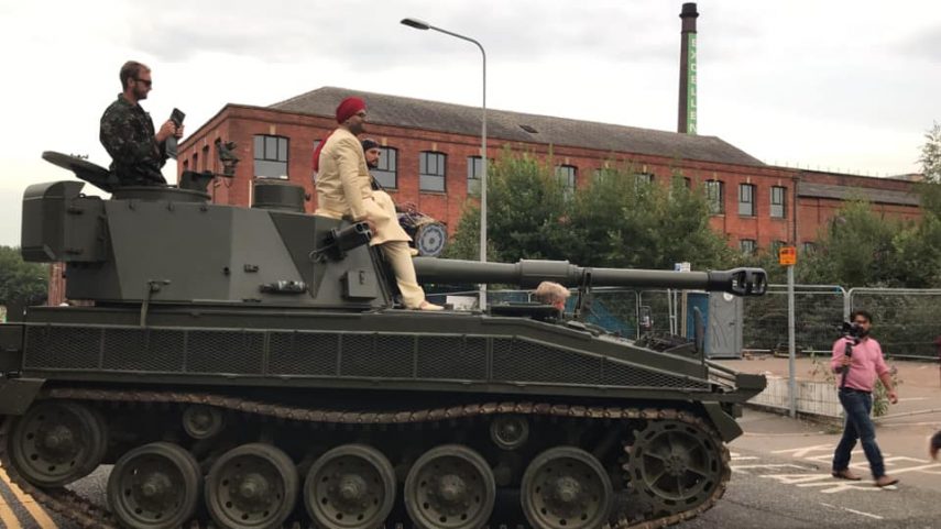 Noivo faz procissão com tanque de guerra para chegar ao casamento