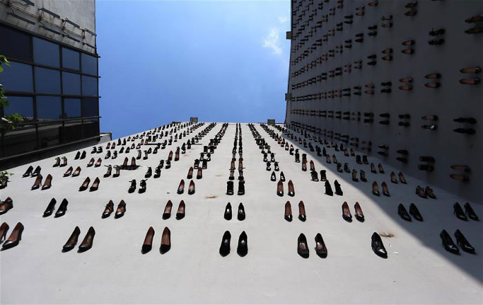 Artista pendura sapatos em prédios para homenagear mulheres mortas por maridos