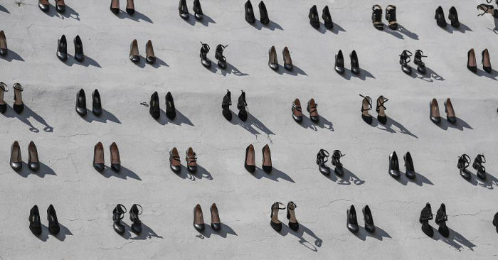 Artista pendura sapatos em prédios para homenagear mulheres mortas por maridos