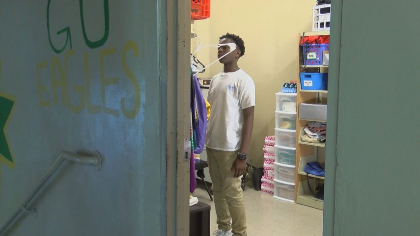 Garoto de 13 anos cria armário comunitário para ajudar colegas carentes