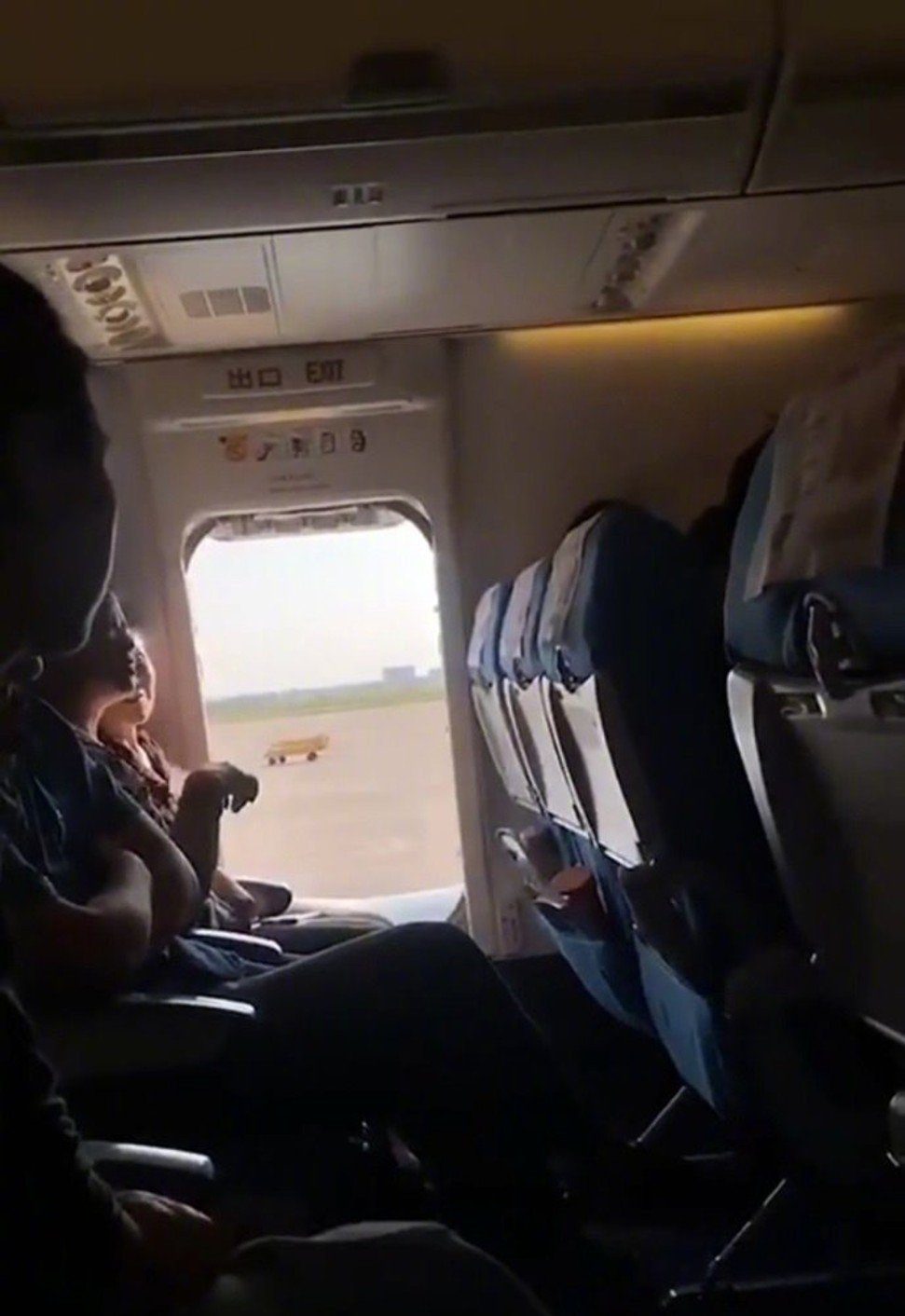 Mulher abre porta de emergência de avião para tomar 'ar fresco'
