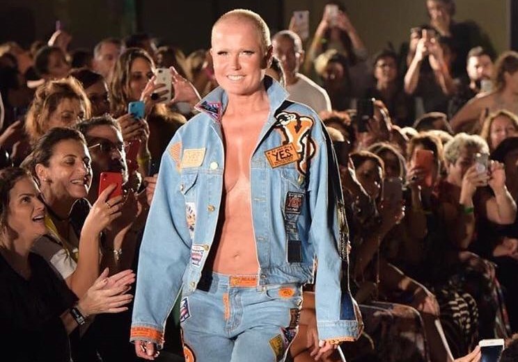 Aos 56 anos, Xuxa retorna à passarela com look ousado dos anos 80