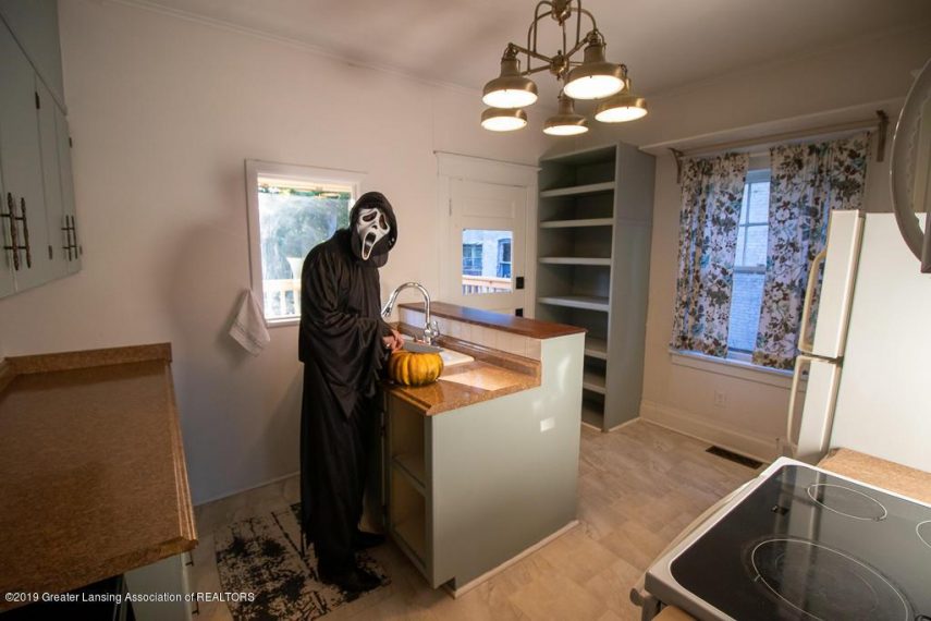 Com o Halloween se aproximando, o corretor imobiliário James Pyle resolveu convidar um personagem icônico para estrelar o anúncio de uma casa no Michigan, nos EUA: Ghostface, o assassino da franquia 'Pânico'. A propaganda inusitada deu certo, viralizando na web