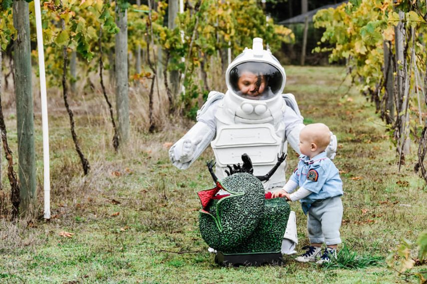 Casal faz ensaio fotográfico em família inspirado em 'Alien' para celebrar post viral de 2018