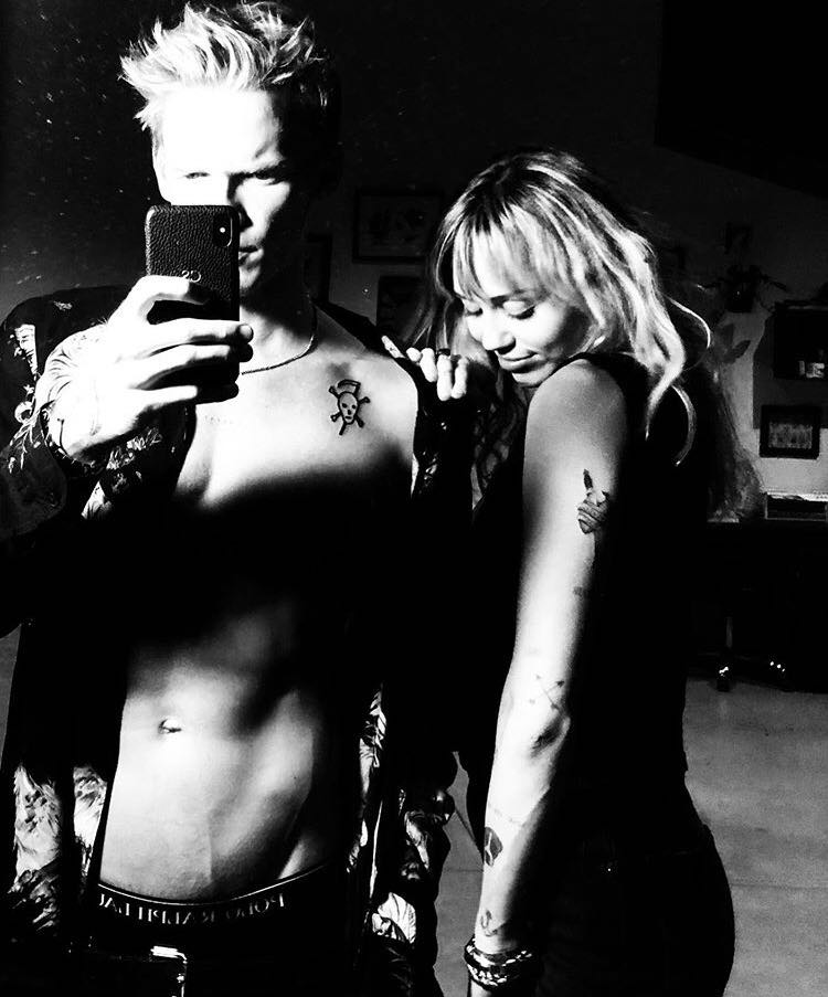 Miley Cyrus e Cody Simpson fazem tatuagem juntos