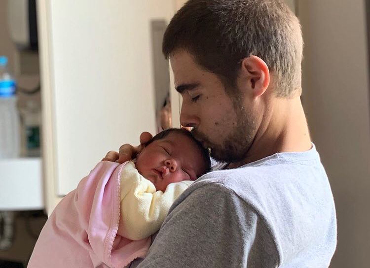 Tatá Werneck e Rafael Vitti dão boas-vindas à primeira filha