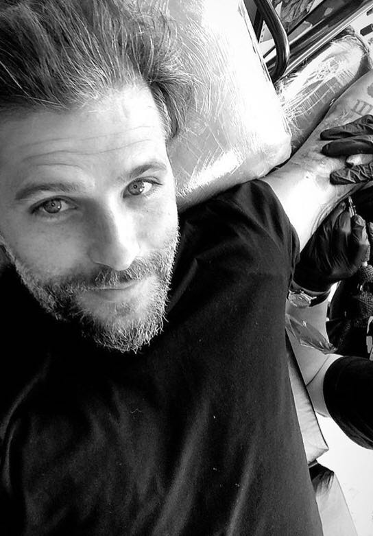Bruno Gagliasso faz homenagem a Bless e tatua rosto do filho no braço