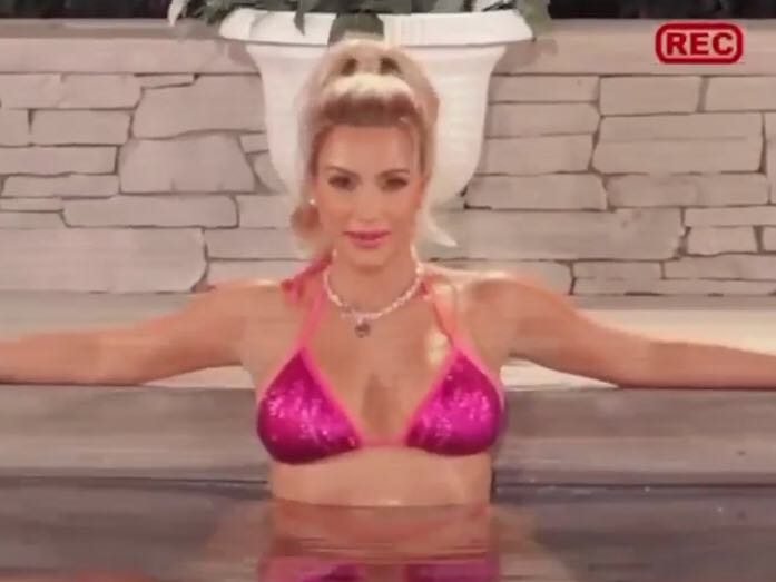 Kim Kardashian vira 'Legalmente Loira' e reproduz famosa cena do filme