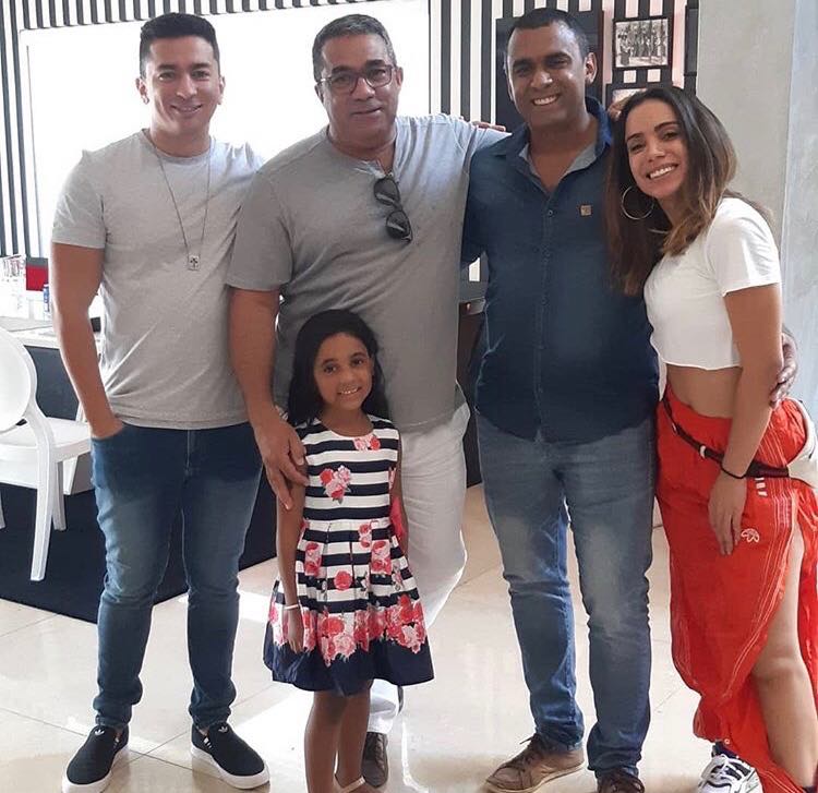  Além de Anitta e Felipe, estavam presentes no encontro o pai Mauro Machado, o irmão Renan Machado e a sobrinha Letícia, de oito anos, filha do novo membro da família