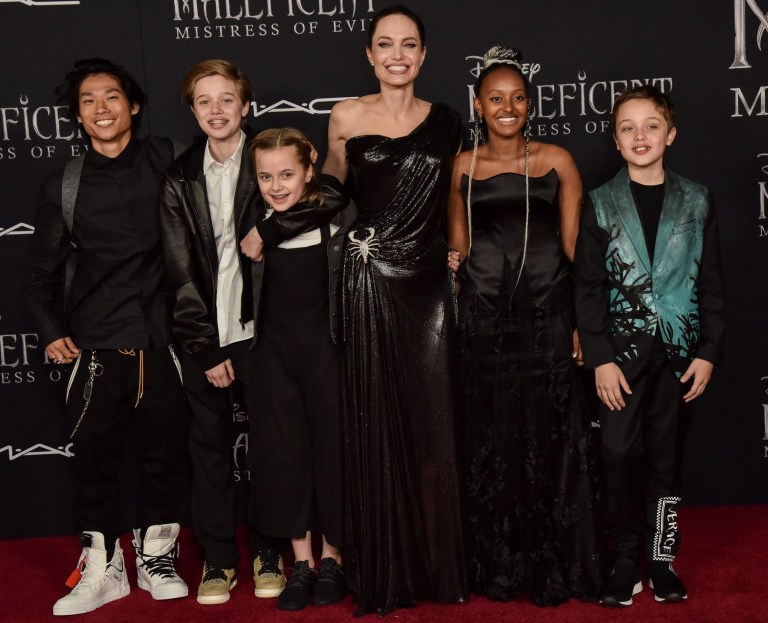 Angelina Jolie reuniu filhos na première do longa da Disney