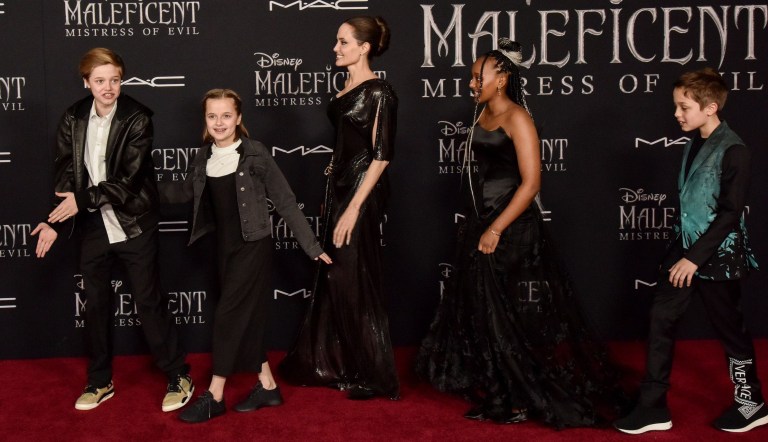 Angelina Jolie reuniu filhos na première do longa da Disney