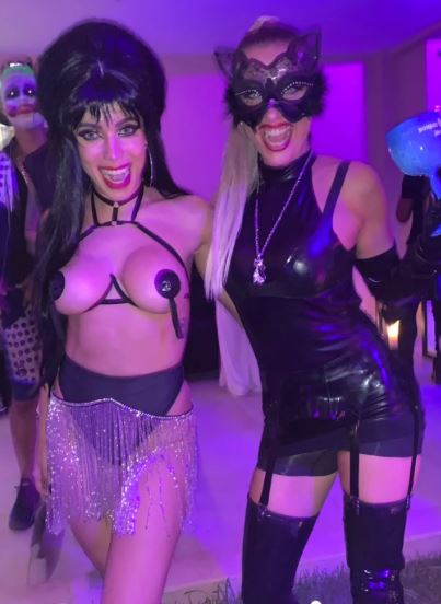Anitta se fantasia de Elvira e deixa seios de fora em festão de Halloween