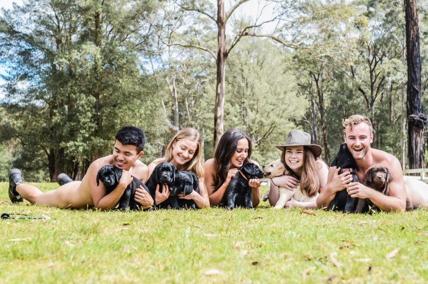 Estudantes australianos posam nus para calendário beneficente