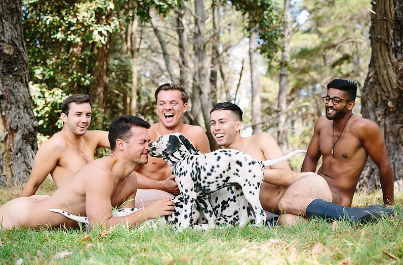 Estudantes australianos posam nus para calendário beneficente