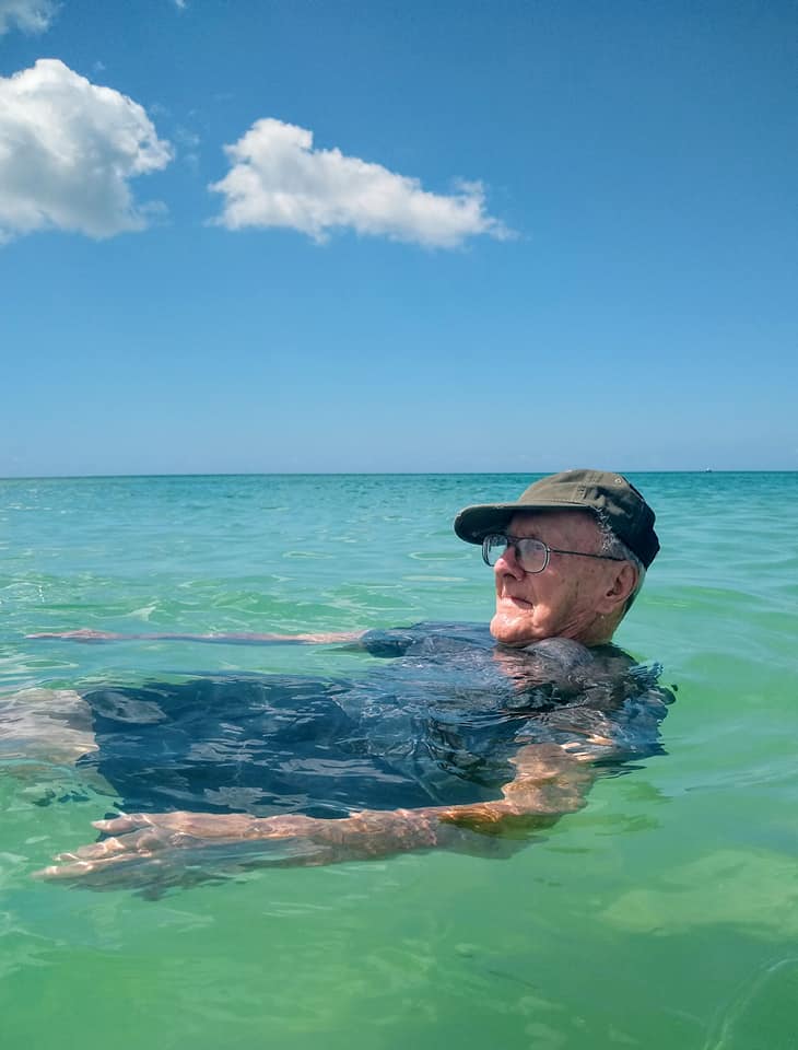 Howard Fisher nadou pela primeira vez no aniversário de 93 anos. Seu relato está emocionando - e inspirando - a web