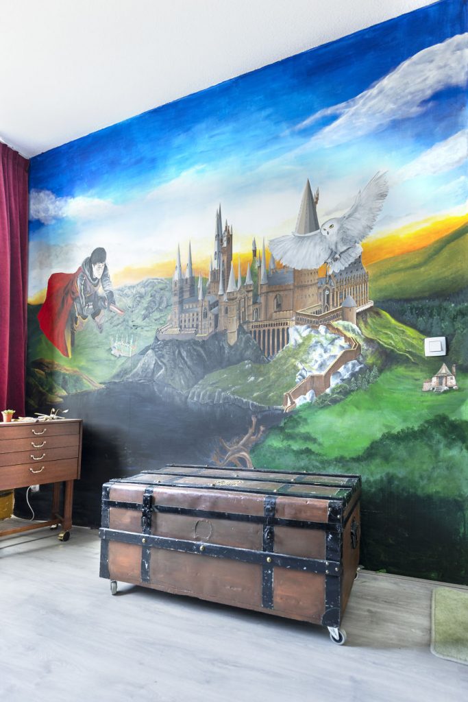 Artista holandesa Indra Spronk usou seus dons para transformar o quarto da filha em um cenário digno de Hogwarts
