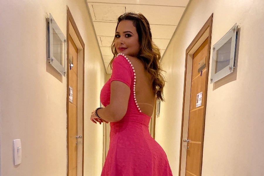 Geisy Arruda posta foto com vestido rosa que a fez sofrer bullying