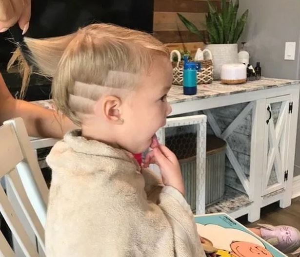 Menino de 3 anos corta cabelo da irmã caçula e pais aprovam o resultado
