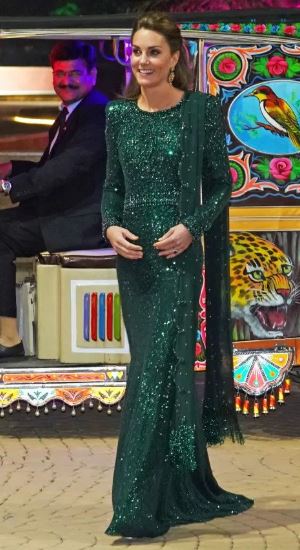Kate Middleton repete estilo de Diana em visita ao Paquistão
