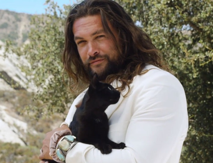 A internet está enlouquecida com ensaio de Jason Momoa versão fofo