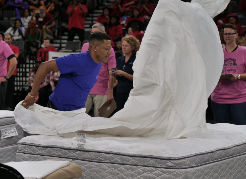 Equipe de limpeza de 15 hotéis de Las Vegas participaram de uma divertida competição que incluía apresentações e dança, uma prova para quem ver arruma a cama mais rápido e uma corrida de 'aspiradores de pó'