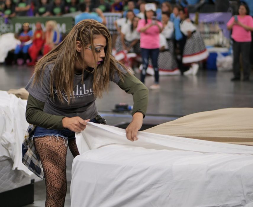 Equipe de limpeza de 15 hotéis de Las Vegas participaram de uma divertida competição que incluía apresentações e dança, uma prova para quem ver arruma a cama mais rápido e uma corrida de 'aspiradores de pó'