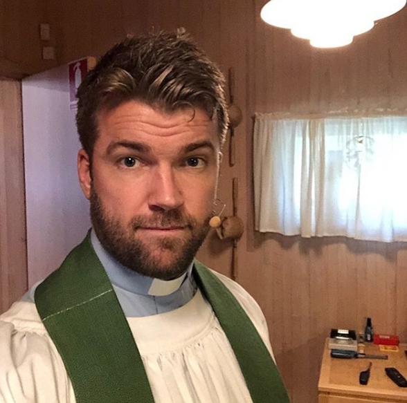  Oskar Arngården gosta de falar sobre Deus e postar vídeos de seus treinos no Instagram. Mas a conta está dando problemas ao padre, que começou a se sentir desconfortável com o assédio das seguidoras