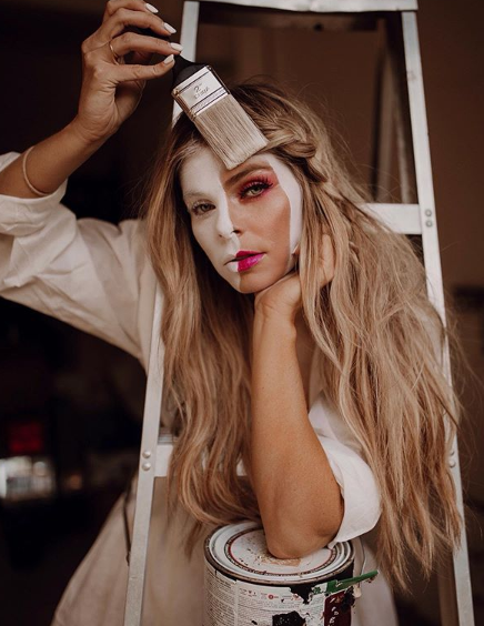 Sem glamour: influenciadora mostra como produz suas 'fotos perfeitas'