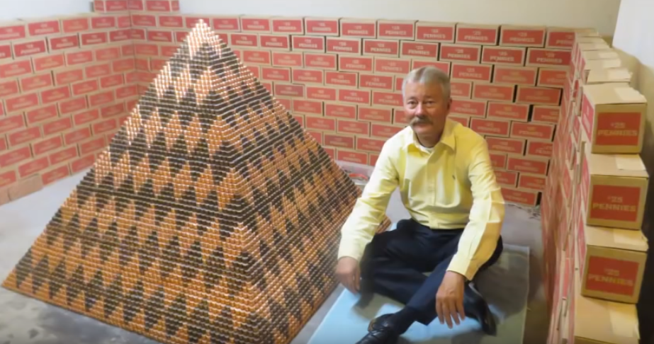 Homem constrói maior pirâmide de moedas do mundo utilizando US$ 10 mil
