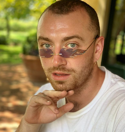 Com peça de renda, Sam Smith brinca: 'fui a uma premiação de roupa íntima'